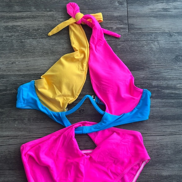 Colorblock One Piece Swimsuit | M 💓🦋🔆 - Picture 3 of 8